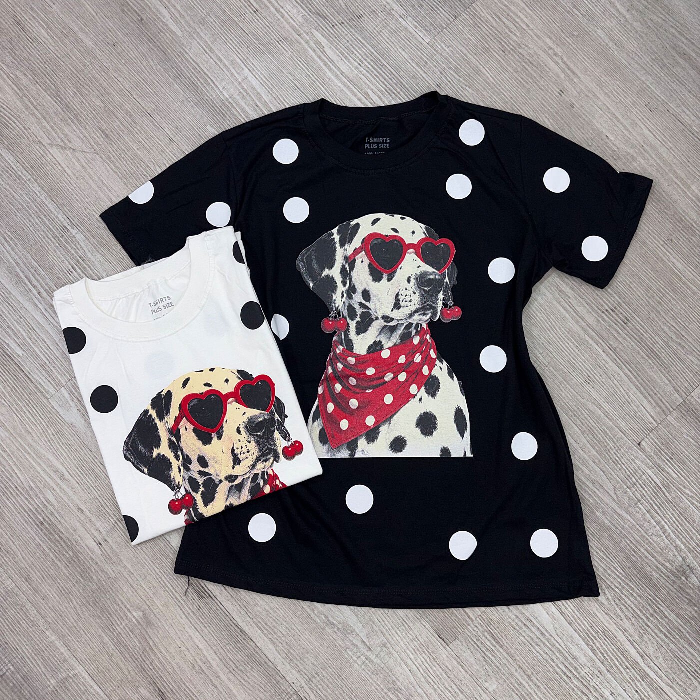 T-shirt plus size dog em poá preta