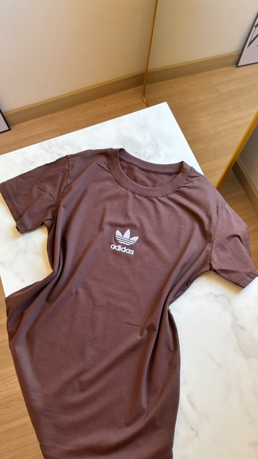 T-shirts Adidas marrom